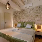 Luxurioese Steinvilla Mariva Mit Pool By Interhome בית נופש טריבאלי