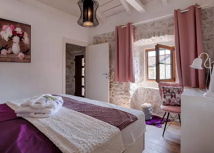 Luxurioese Steinvilla Mariva Mit Pool By Interhome *