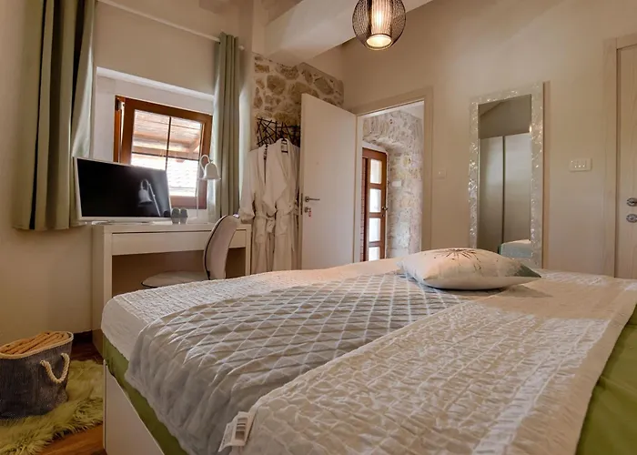 Luxurioese Steinvilla Mariva Mit Pool By Interhome *